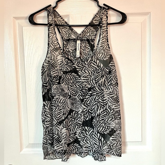 *🧡3/20$*NWOT*Black & White Leaf Pattern Flowy Tank Top - Picture 3 of 3